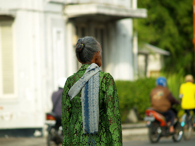 15 per cent of Indonesia's elderly live in poverty. (Albertus Danang) An old woman walks down the street.