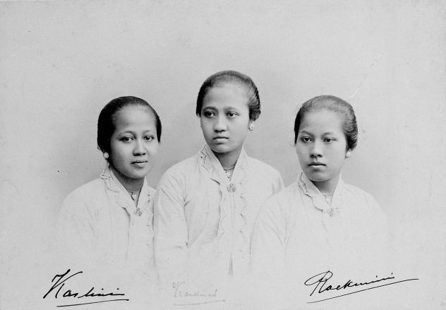 Tiga bersaudara Kartini, Kardinah dan Roekmini (Sumber: Wikimedia Commons)