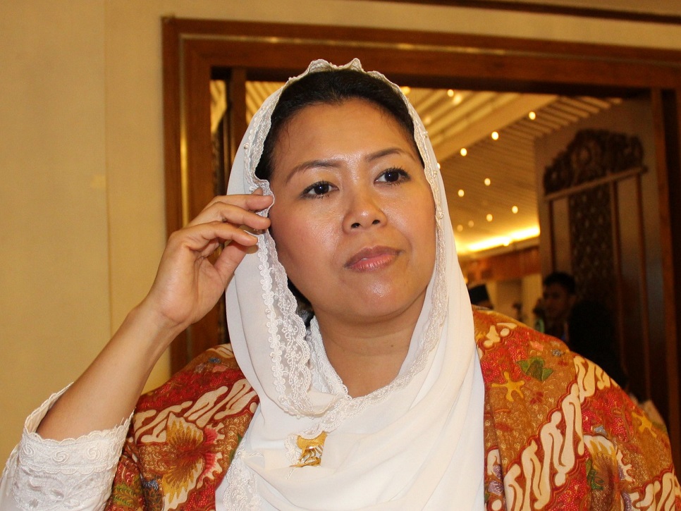 Yenny Wahid has become the face of the struggle for religious harmony in Indonesia. (Duncan Graham) Yenny Wahid readjusts her headscarf fabric.