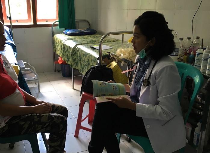 Author carries out a prenatal check-up with a pregnant adolescent at Cancar / Artricia Marina Rasyid