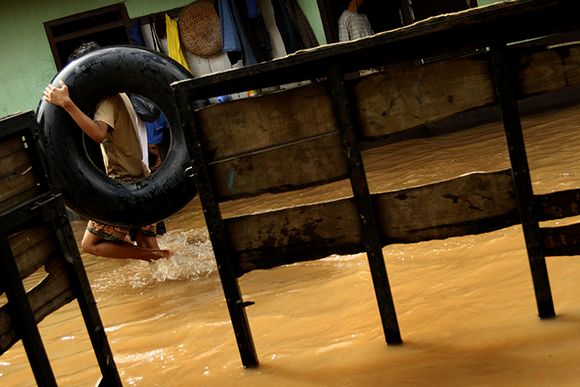 With seasonal floods, both the Ciliwung River and groundwater from hand-pumps become freshly contaminated ciliwung13.jpg