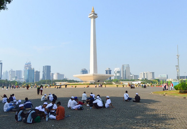 Young men gather at Monas, Jakarta / Francisco Anzola @Flickr creative commons