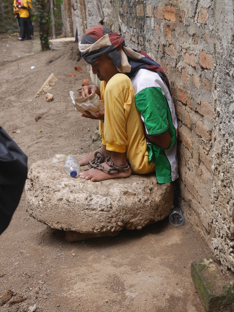 A man with psychosocial disabilities chained in an informal care institution / Hans Pols