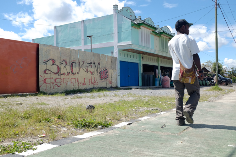 A broken community - Carole Reckinger & Antoine Lemaire