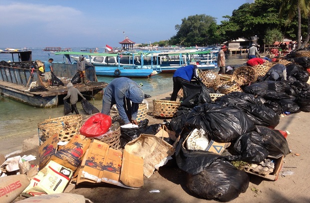 Loading the day's waste from Gili Air for transport to a Lombok dump