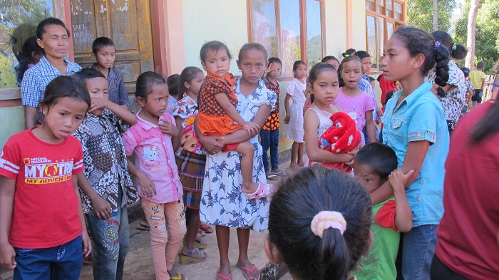 Children attending the Sunday service with their siblings / Sari D. Ratri