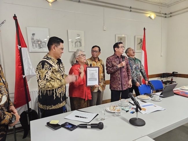 An Indonesian delegation led by Minister Mahfud MD met with exiles in Amsterdam, August 2023/Saskia E Wieringa An Indonesian delegation led by Minister Mahfud MD met with exiles in Amsterdam, August 2023/Saskia E Wieringa