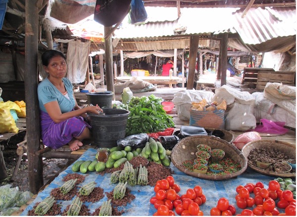 Bride kidnappings can take place in various settings, including the bustling atmosphere of a traditional market / Jacqueline Vel (2015)